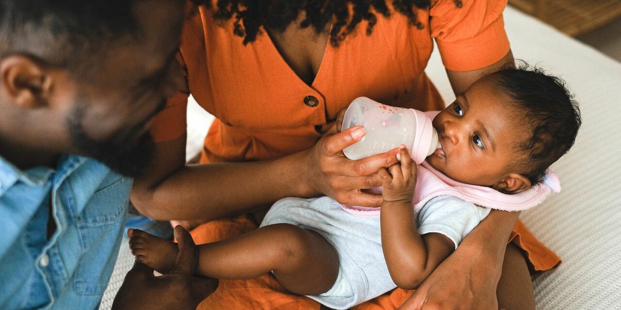 Soins pour Bébé à Peau Noire et Cheveux Crépus : Guide Complet et Produits Adaptés