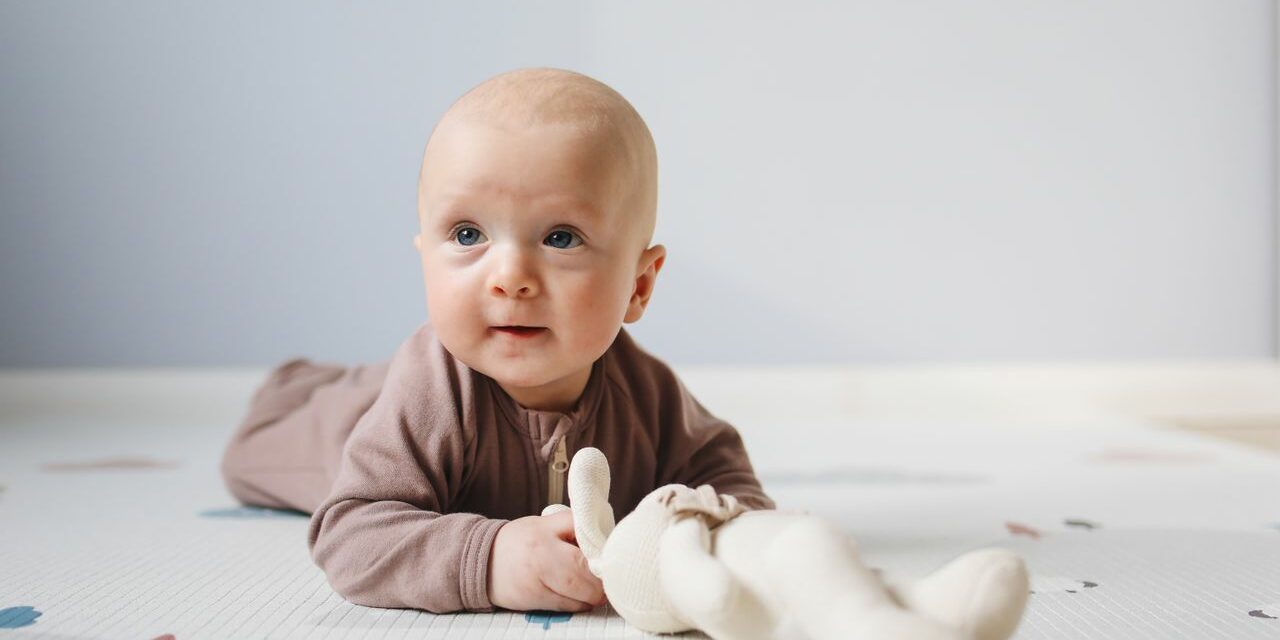 Tapis d&rsquo;Éveil : Comment Choisir le Bon selon l&rsquo;Âge de Bébé